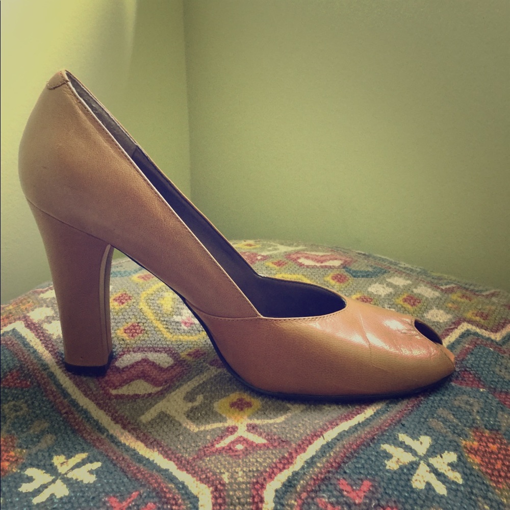 Sz 7 Nude Leather Peep Toe Pump